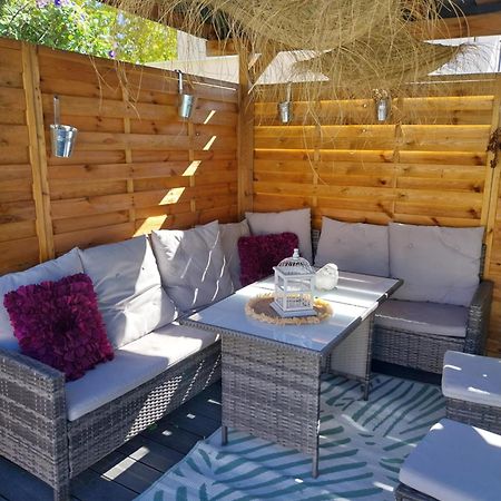Superbe Grand Studio Tout Confort Avec Exterieur Poussan Kültér fotó