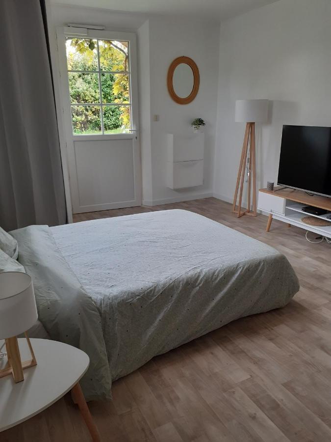 Superbe Grand Studio Tout Confort Avec Exterieur Poussan Kültér fotó