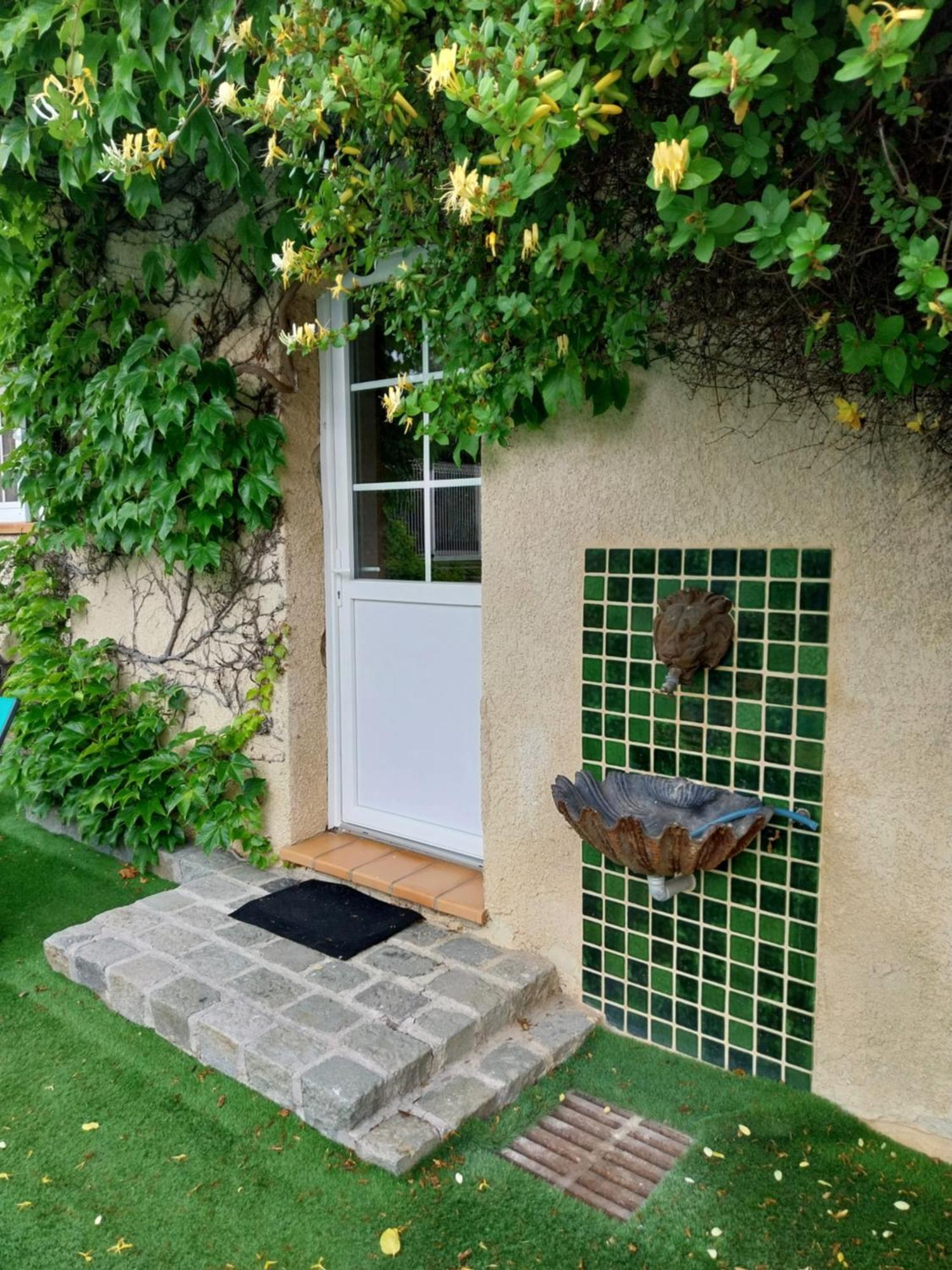 Superbe Grand Studio Tout Confort Avec Exterieur Poussan Kültér fotó